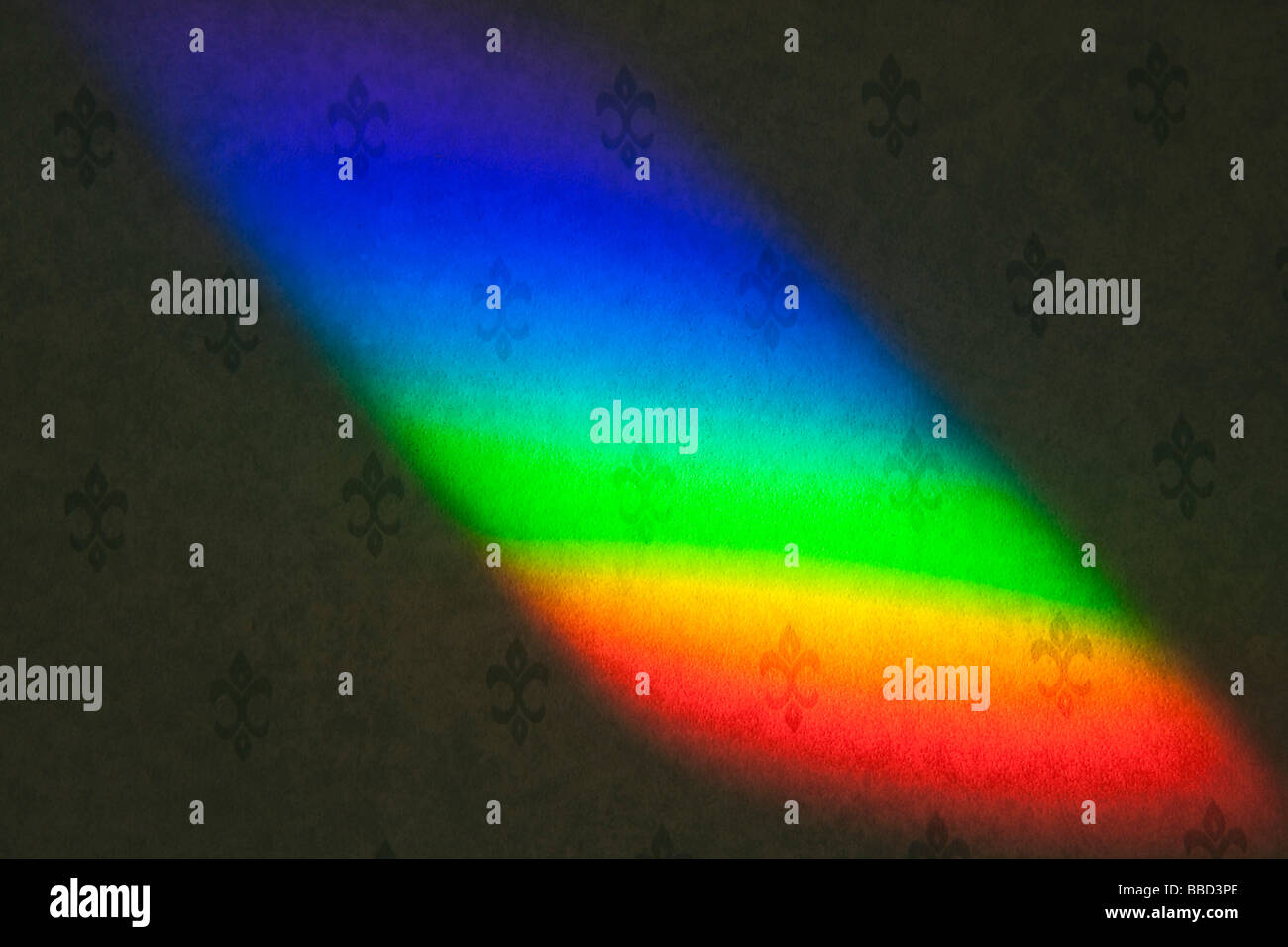 Distribution du spectre par un prisme à partir de la lumière du soleil à travers une fenêtre sur de papier peint à motifs Banque D'Images