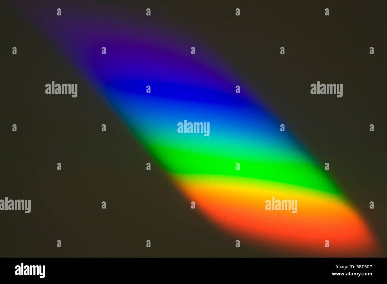 Distribution du spectre par un prisme à partir de la lumière du soleil à travers une fenêtre sur sur papier blanc Banque D'Images