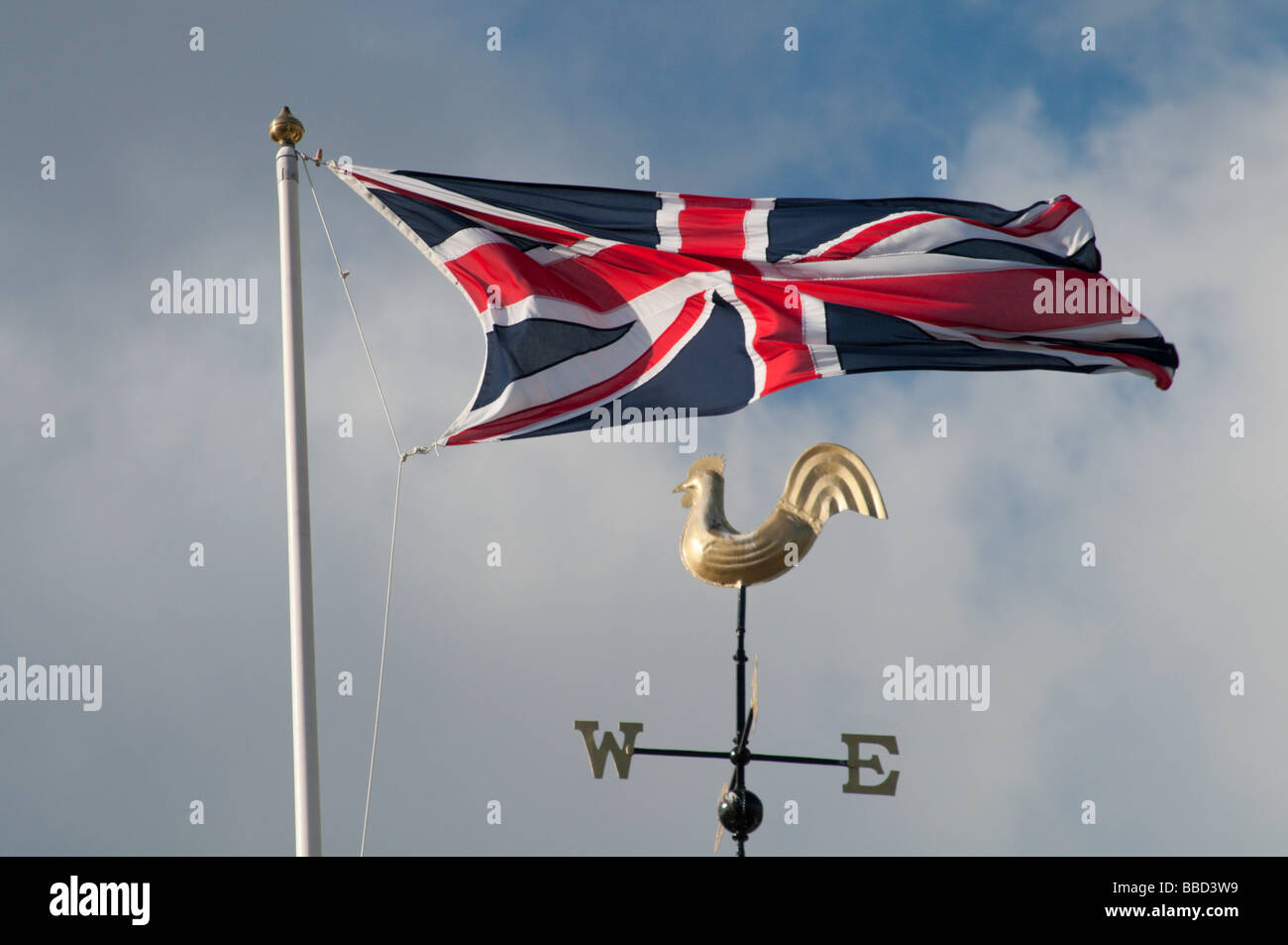 UK flag flying sur l'Occident et l'Orient Banque D'Images