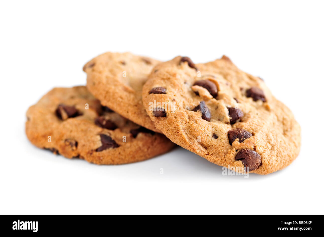 Grande cheminée de chocolate chip cookies isolé sur fond blanc Banque D'Images