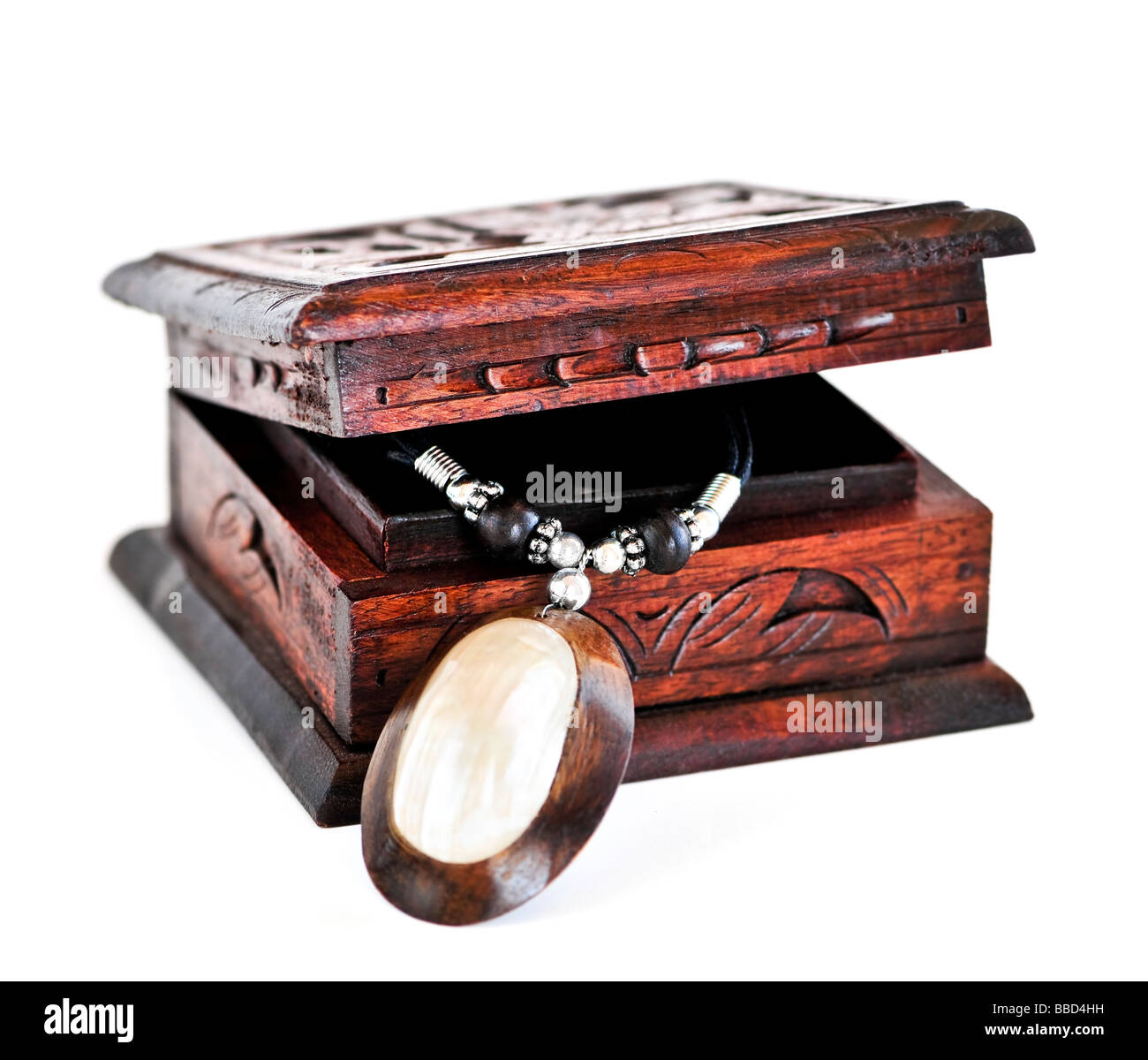 Belle boîte en bois artisanal avec bijoux autochtones Banque D'Images