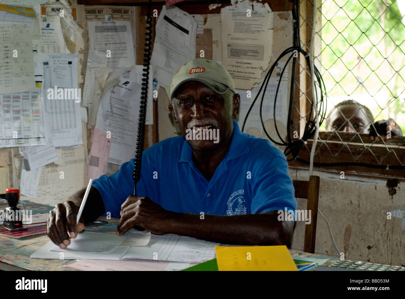 Enfants Peep into the Solomon Airlines Bureau de l'aéroport à Marovo Lagoon Seghe, Îles Salomon , Banque D'Images