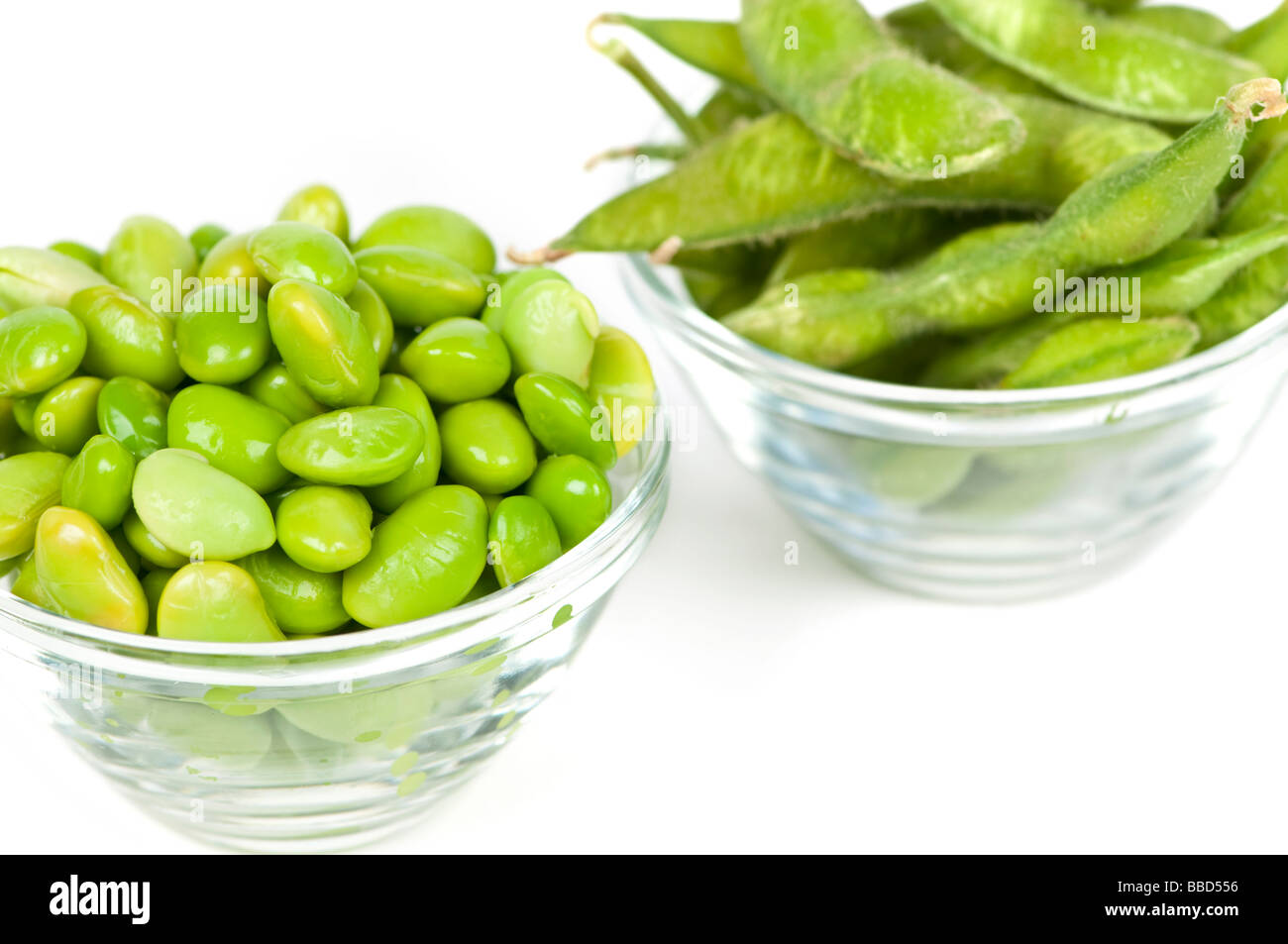 Les fèves de soja Edamame écossées et avec pods dans des bols Banque D'Images