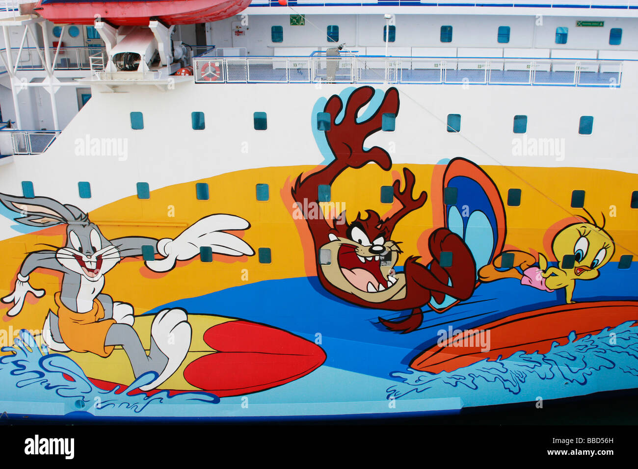 Bien des personnages de dessins animés Warner Brothers colorés décorent le Moby Drea fast ferry croisière navire qui navigue la Méditerranée Banque D'Images