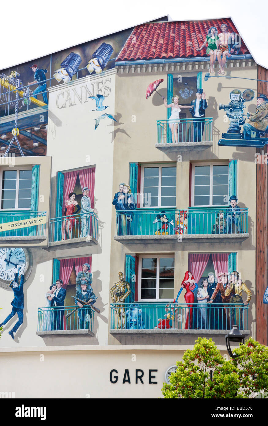 Amusant,lumineux,murales animée sur un immeuble situé à Cannes, France, portent sur le fameux Festival du Film de Cannes qui a lieu chaque année dans la ville Banque D'Images
