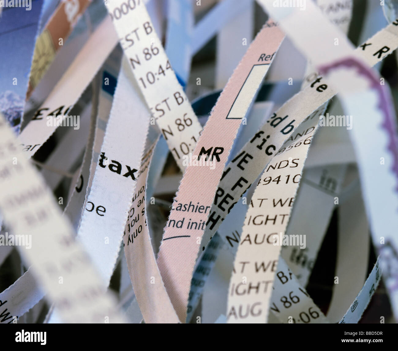 Close up of shredded documents personnels sensibles, y compris les relevés bancaires et les détails de l'impôt, détruit pour éviter le vol d'identité. Banque D'Images