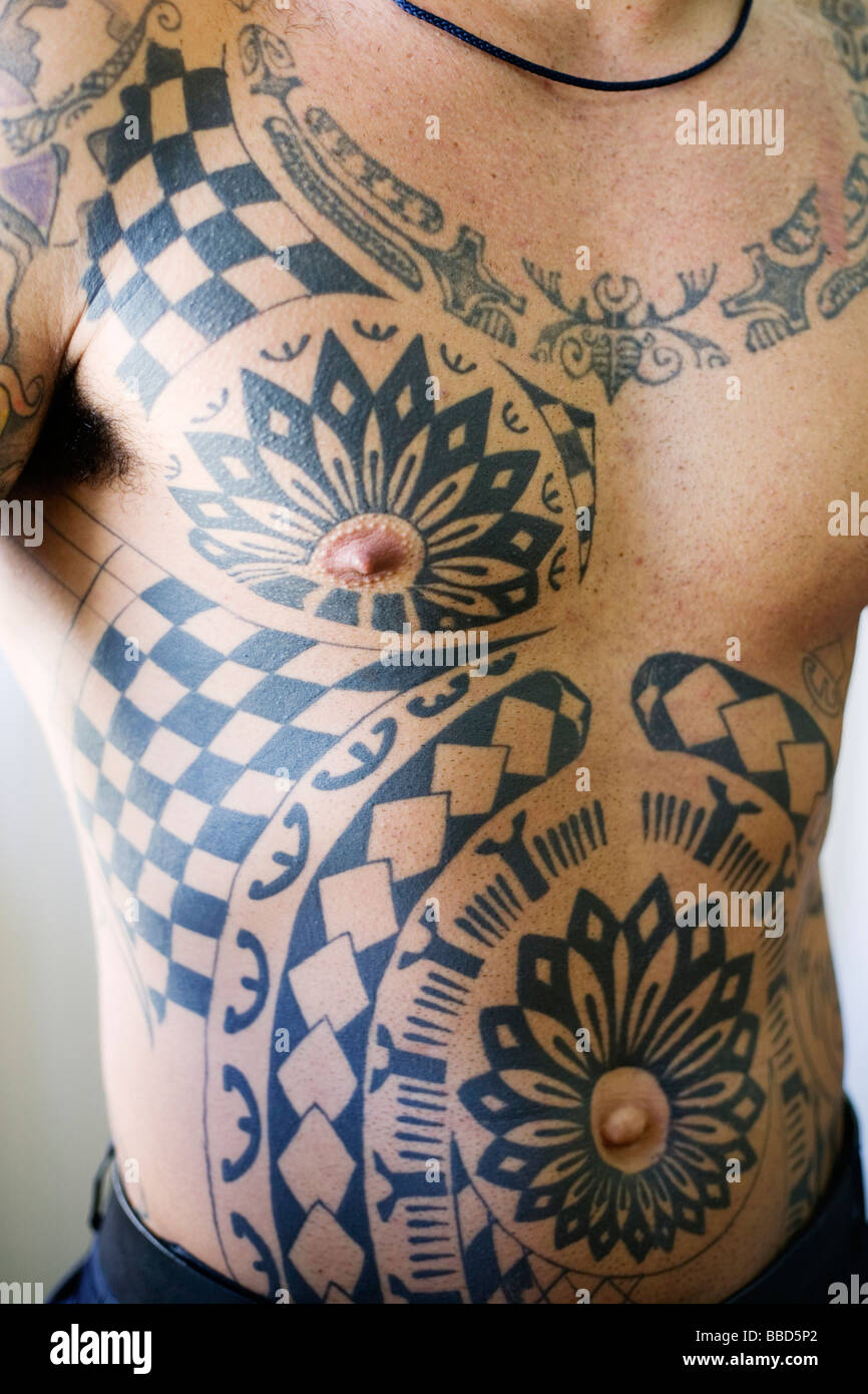 Le tahitien (Polynésien) tatouages tribaux à Tahiti, Polynésie française. Banque D'Images