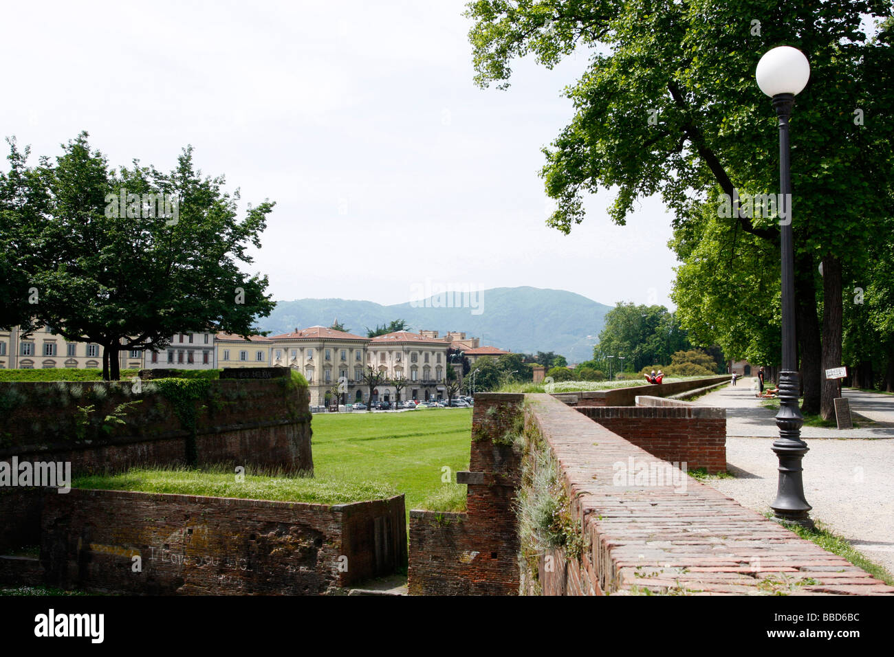 Une section de l'épais mur médiéval massivement qui entoure l'un des .LUCCA plus belles villes de Toscane, Banque D'Images
