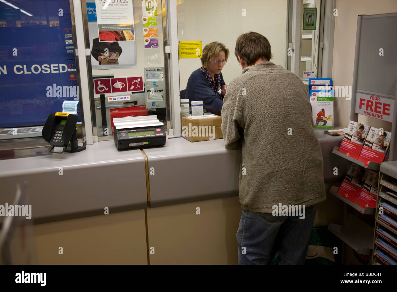 Office de poste, UK male customer parcelle d'imputation Banque D'Images