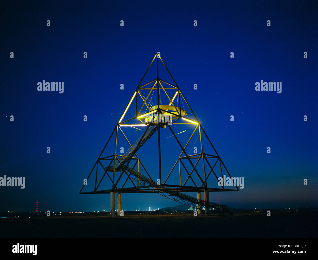 Monument "tétraèdre" illuminée la nuit sur le haut de la benne minière Beckstrasse Capitale Européenne de la Culture 2010 Banque D'Images