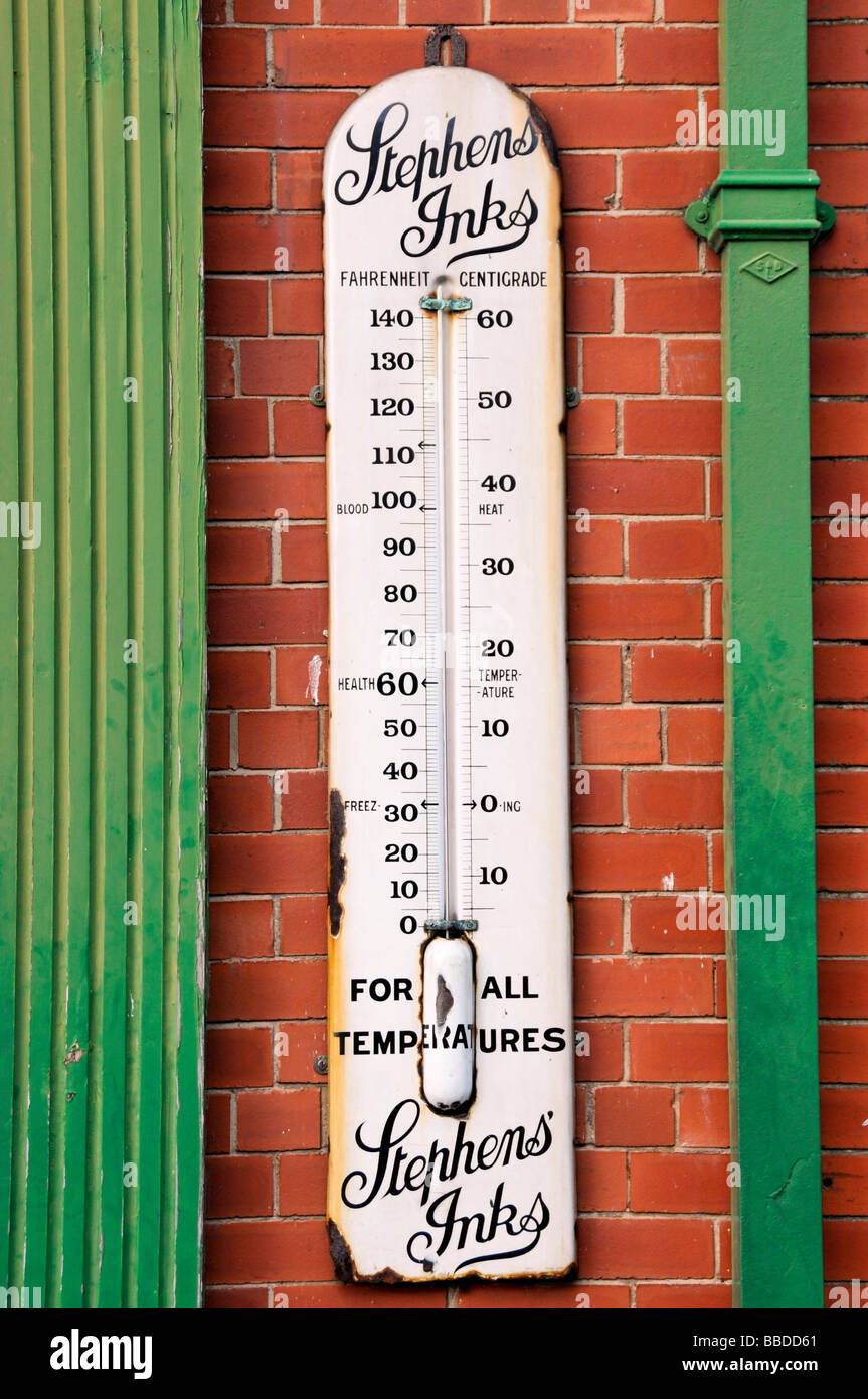 Ancien thermomètre extérieur sur mur de brique, UK Banque D'Images