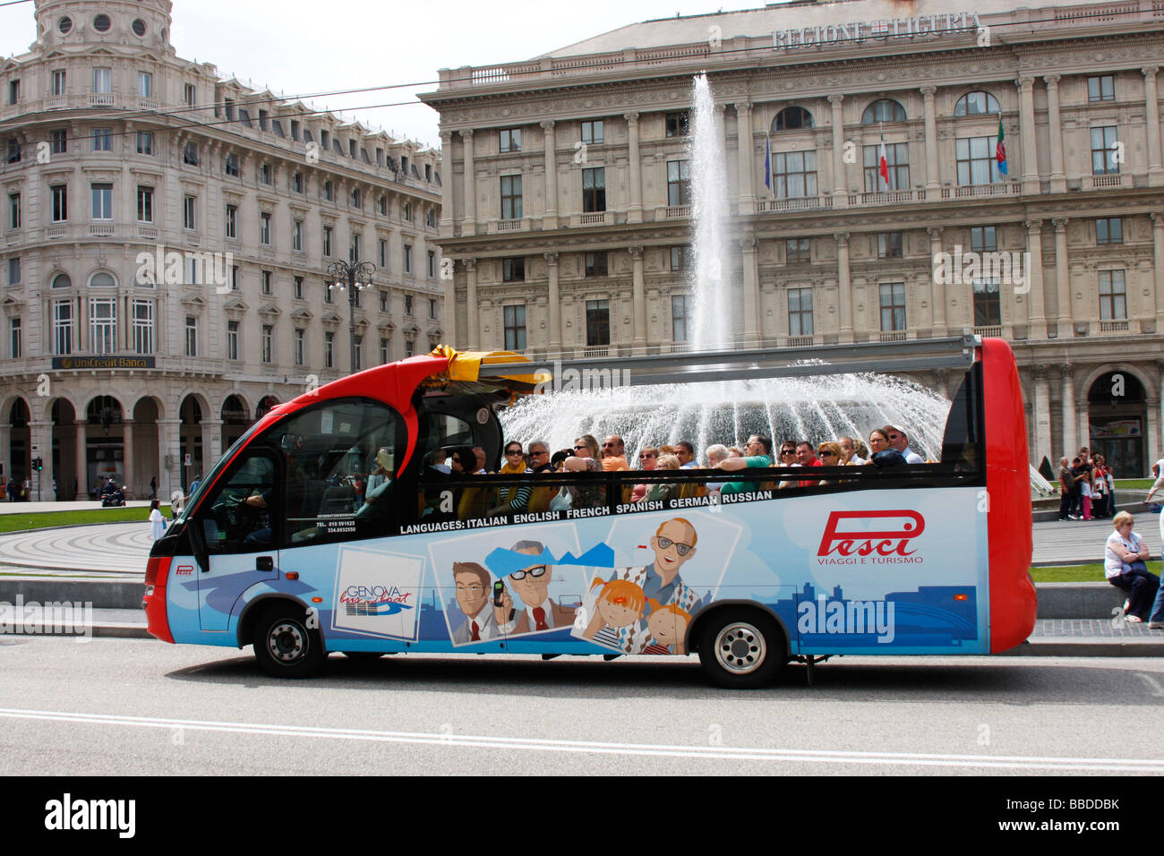 En bus touristique la Piazza di Ferrari,Génois.Italie. Banque D'Images