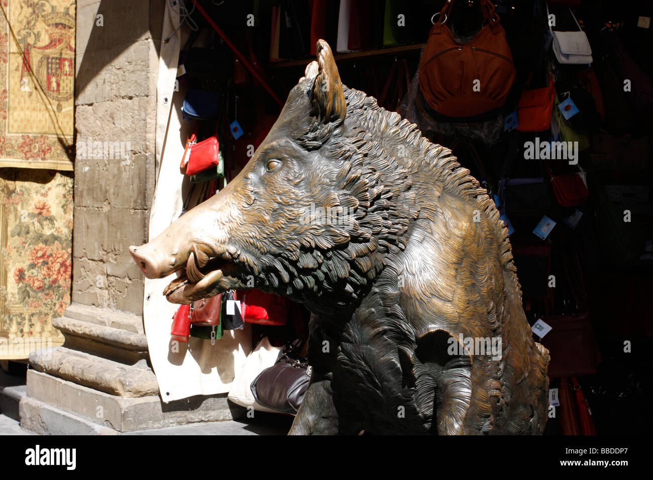 Il Porcellino, ou du "Petit cochon" dans le centre de Florence Mercato Nuovo.toucher le museau poli brillant garantit votre retour à Florence Banque D'Images