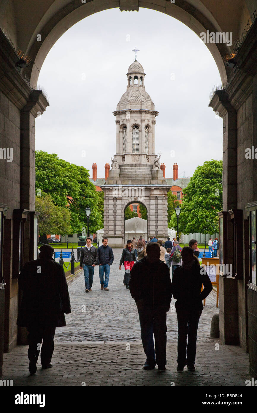 Le Campanile Tower vue sur la place du Parlement Trinity College Dublin Ireland Irlande République d'Irlande Europe Banque D'Images