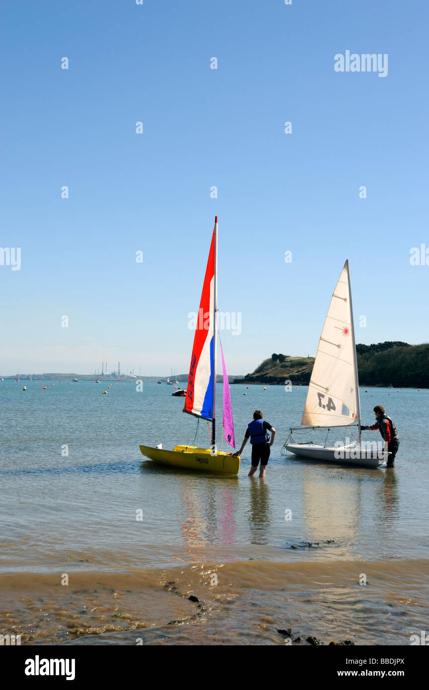 Deux personnes avec des bateaux à voile,Dale,Port de l'estuaire de Milford Haven West Wales Pembrokeshire Banque D'Images