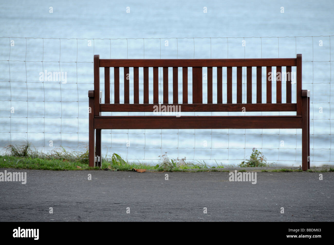 Un banc en bois avec un point de vue face à la mer Banque D'Images
