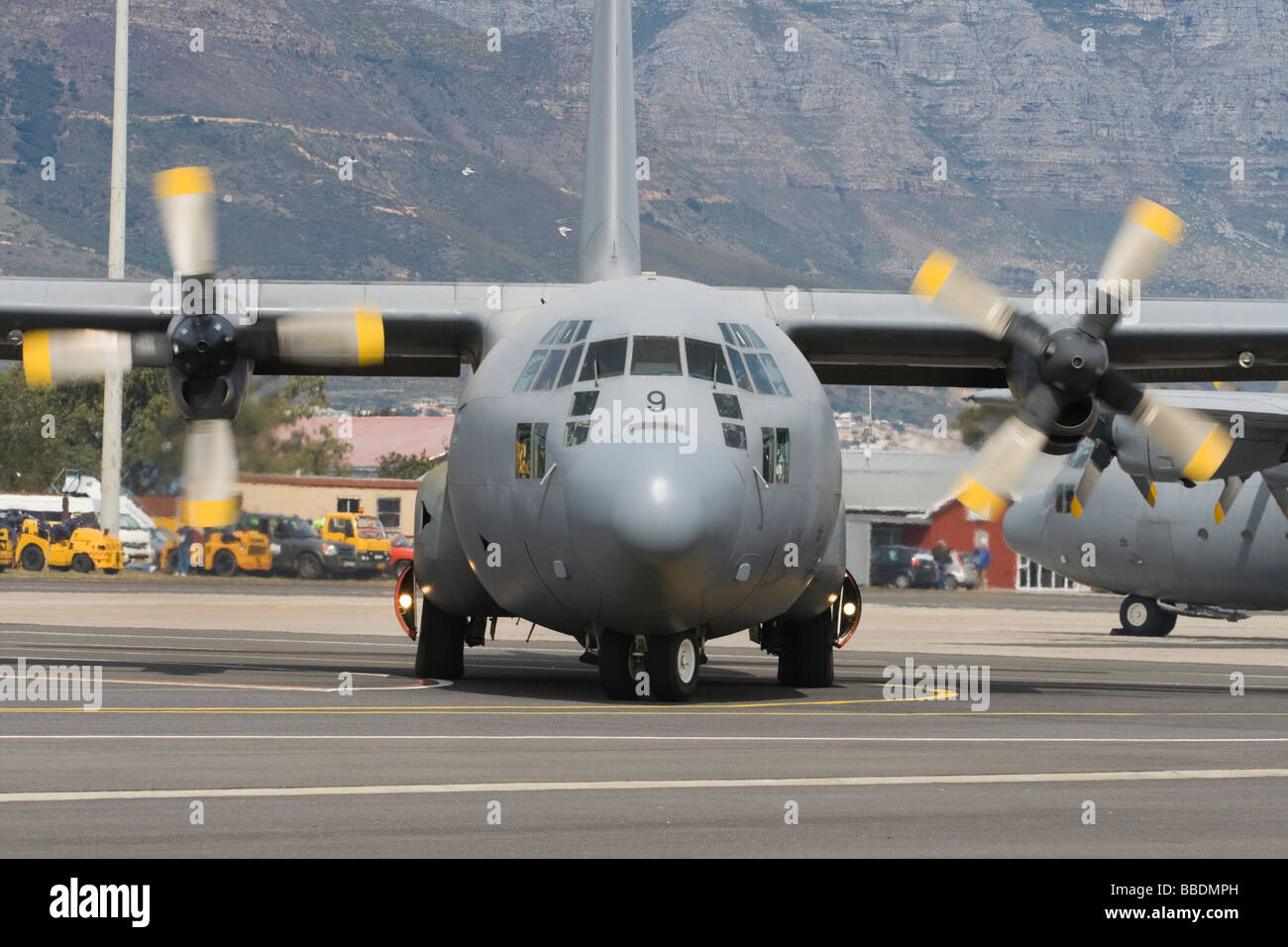 Lockheed C-130 Hercules de turboprop avion à un spectacle aérien à Ysterplaat Air Force Base, Cape Town, Afrique du Sud. Banque D'Images