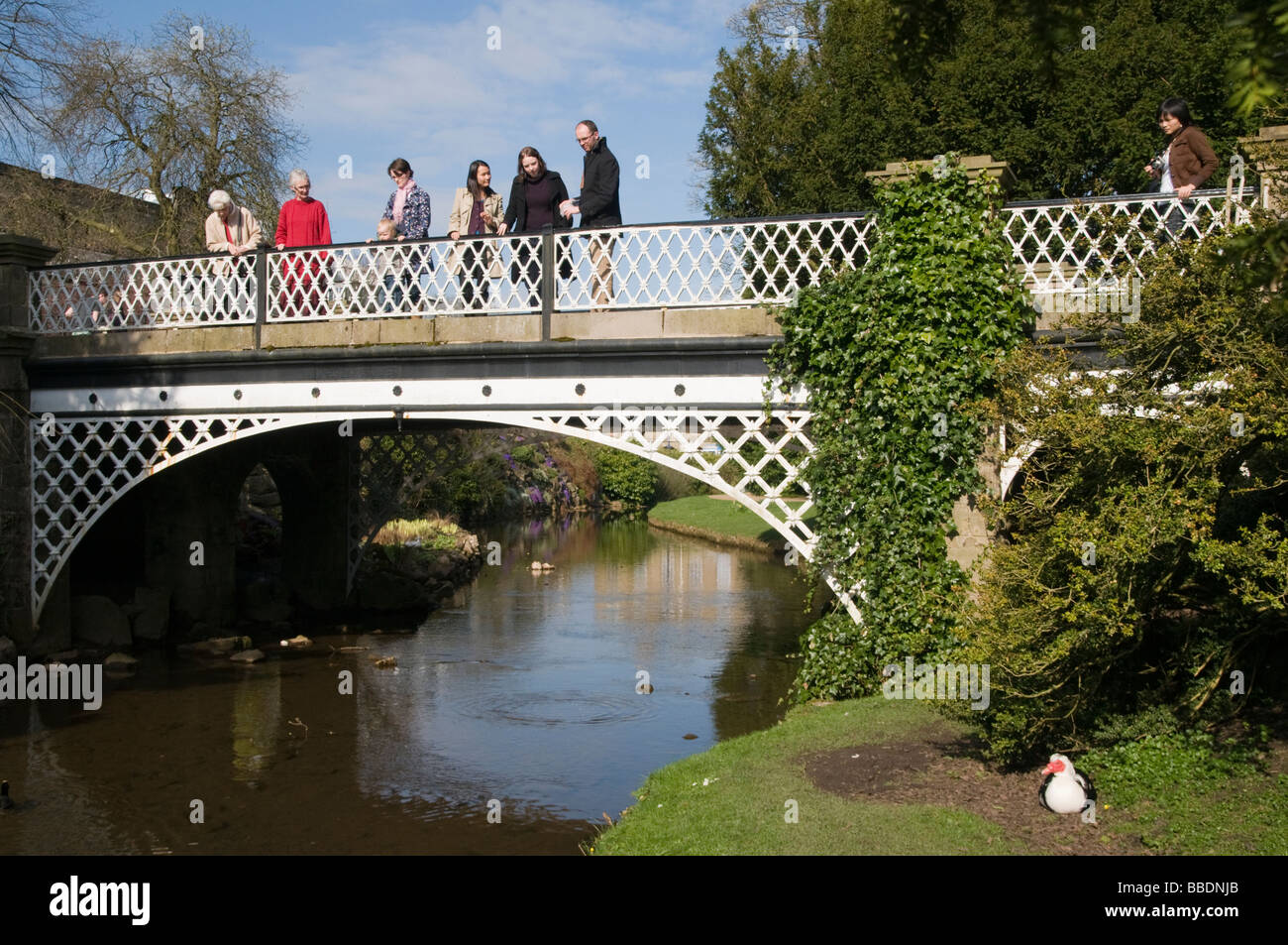 Les gens se tenait sur le pont dans le Pavilion gardens dans la ville thermale de Buxton, dans le Derbyshire Peak District England UK Banque D'Images