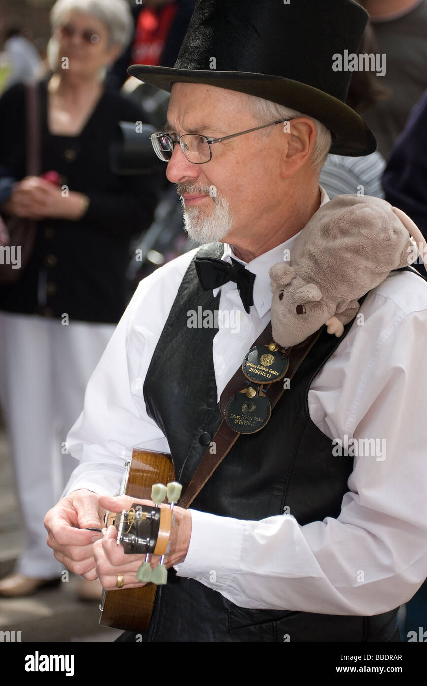 Morris street artiste musicien danseur costume rochester sweeps festival angleterre kent Banque D'Images