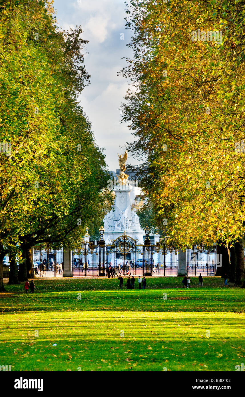 Queen Victoria Memorial vu de Green Park, London, UK Banque D'Images