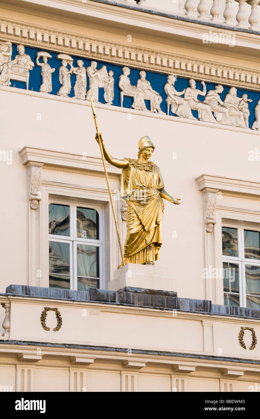 Guilded figure de Pallas Athéna, l'Athenaeum, London, UK Banque D'Images