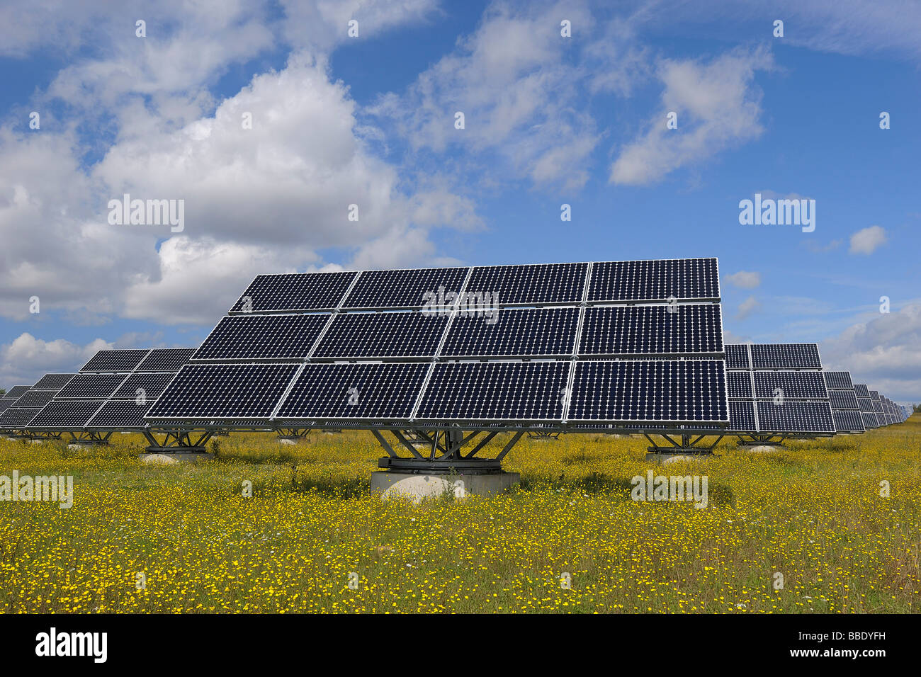 Panneaux solaires en champ, Bavière, Allemagne Banque D'Images