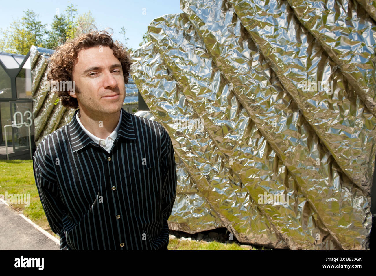 Thomas Heatherwick architecte designer avec son revêtement en acier inoxydable artists studios Aberystwyth Arts Centre Wales UK Banque D'Images