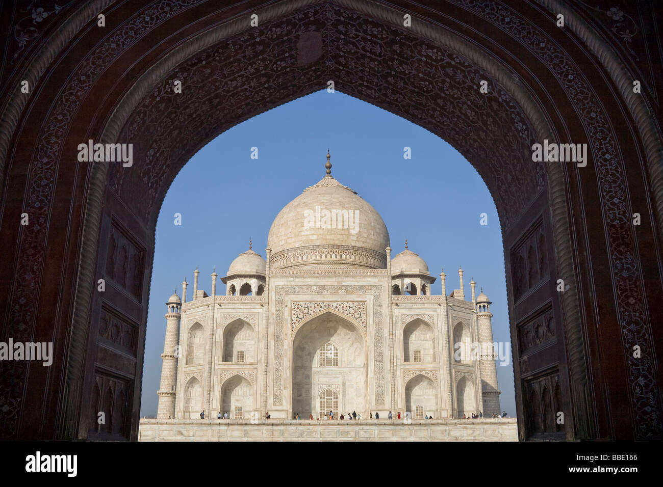 Taj Mahal, à travers l'arche de la Gendarmerie royale ou grande porte, Agra, Uttar Pradesh, Inde Banque D'Images