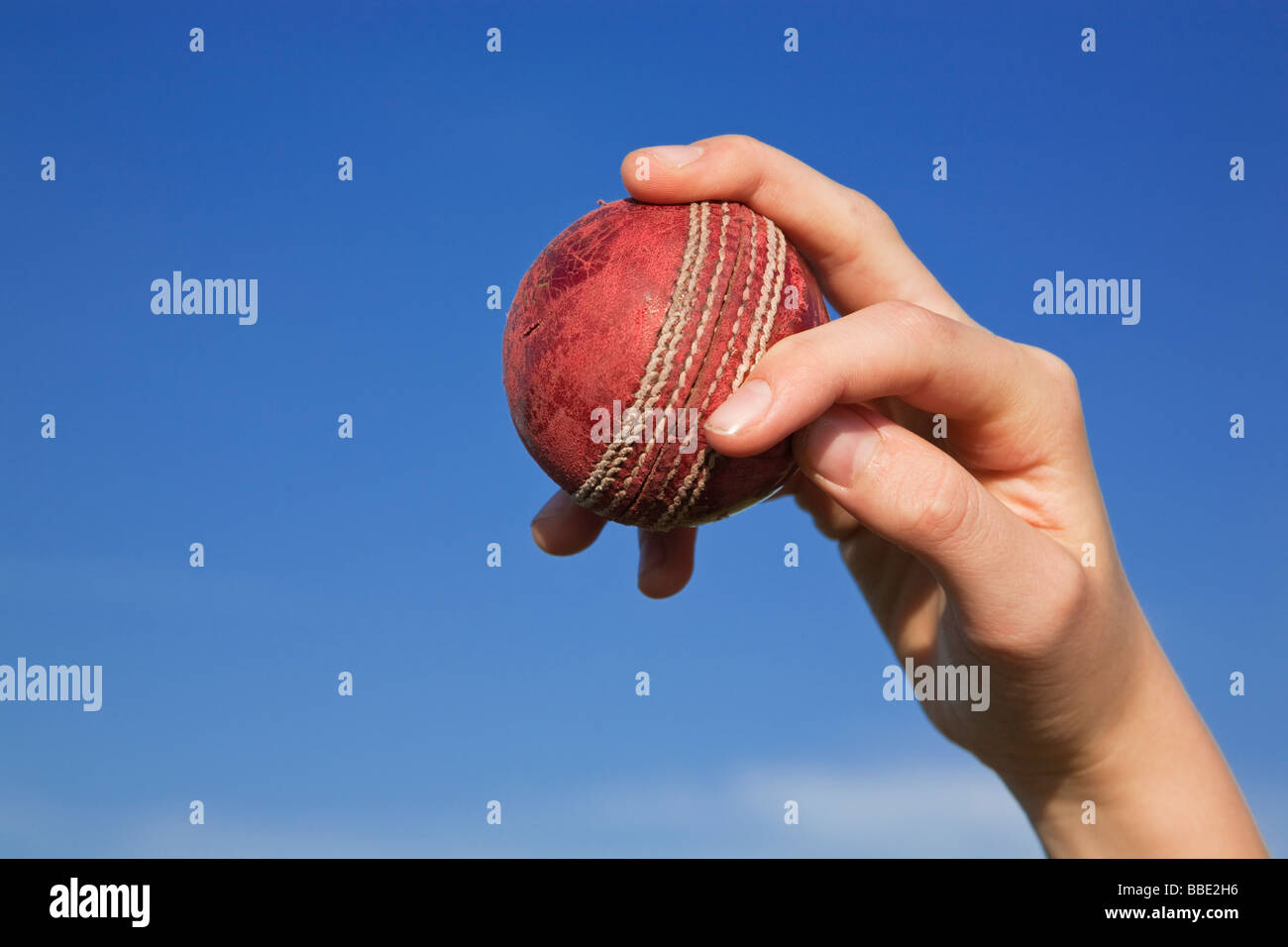 Close up of spin bowler bowling un cricket ball Banque D'Images