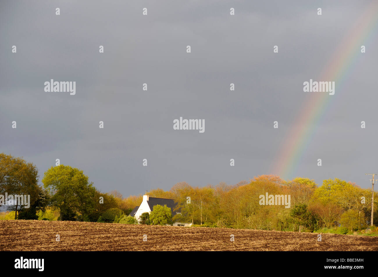 Arc-en-ciel sur le terrain Riec sur Belon Finistere Bretagne Bretagne France Banque D'Images Arc-en-ciel sur le terrain Riec sur Belon Finistere Bretagne Bretagne France Banque D'Images