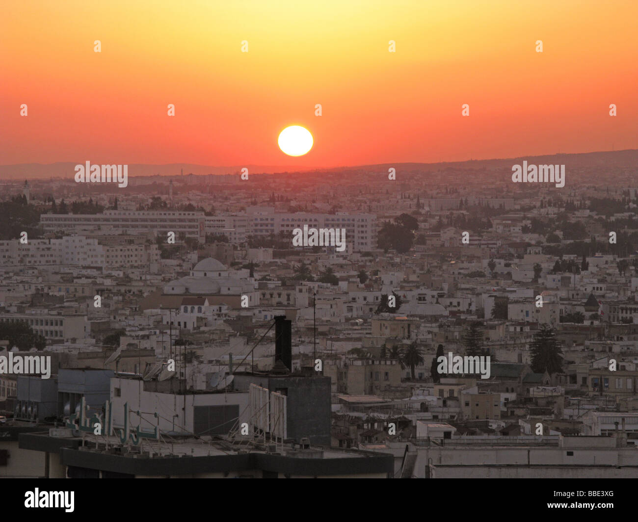 TUNIS, TUNISIE. Coucher de soleil sur la ville, vu de l'Afrique de l'hôtel.  L'année 2009 Photo Stock - Alamy