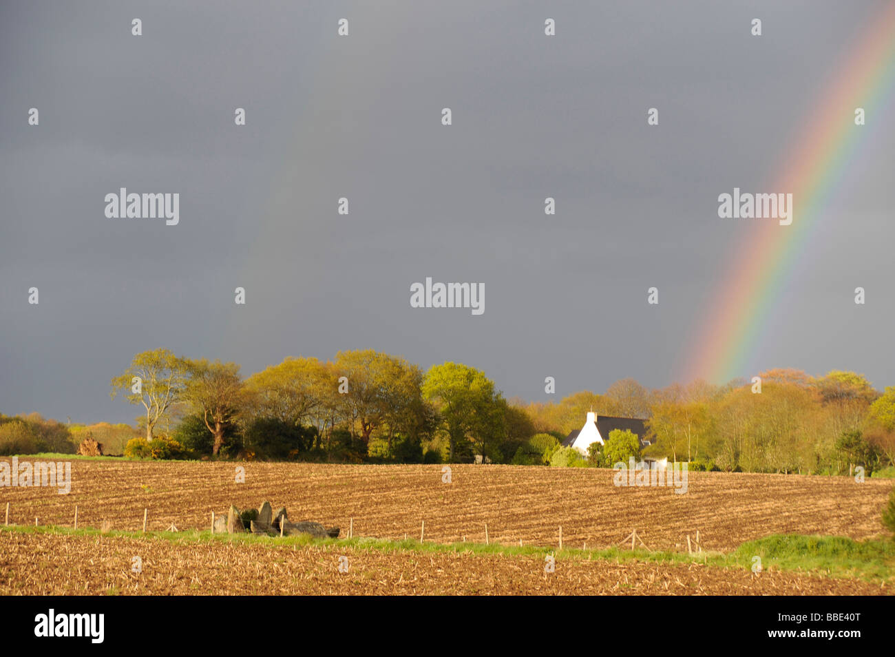 Arc-en-ciel sur le terrain Riec sur Belon Finistere Bretagne Bretagne France Banque D'Images Arc-en-ciel sur le terrain Riec sur Belon Finistere Bretagne Bretagne France Banque D'Images