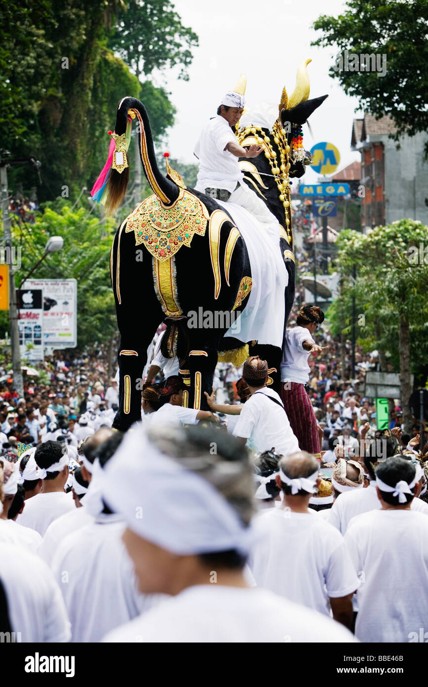Une procession funéraire hindoue à Ubud, Bali, Indonésie. Banque D'Images Une procession funéraire hindoue à Ubud, Bali, Indonésie. Banque D'Images