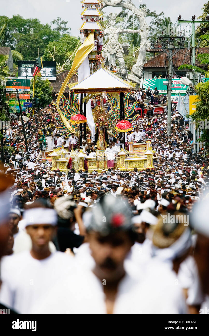 Une procession funéraire hindoue à Ubud, Bali, Indonésie. Banque D'Images Une procession funéraire hindoue à Ubud, Bali, Indonésie. Banque D'Images