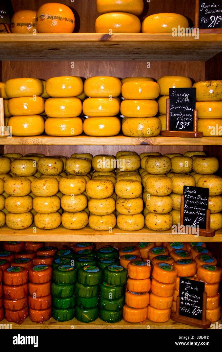 Fromage empilés sur des étagères dans une fromagerie à Amsterdam Banque D'Images