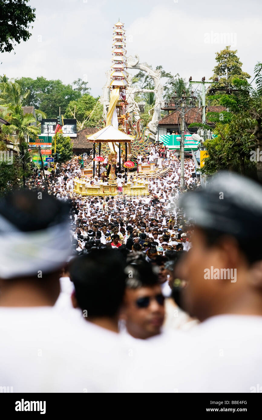 Une procession funéraire hindoue à Ubud, Bali, Indonésie. Banque D'Images Une procession funéraire hindoue à Ubud, Bali, Indonésie. Banque D'Images