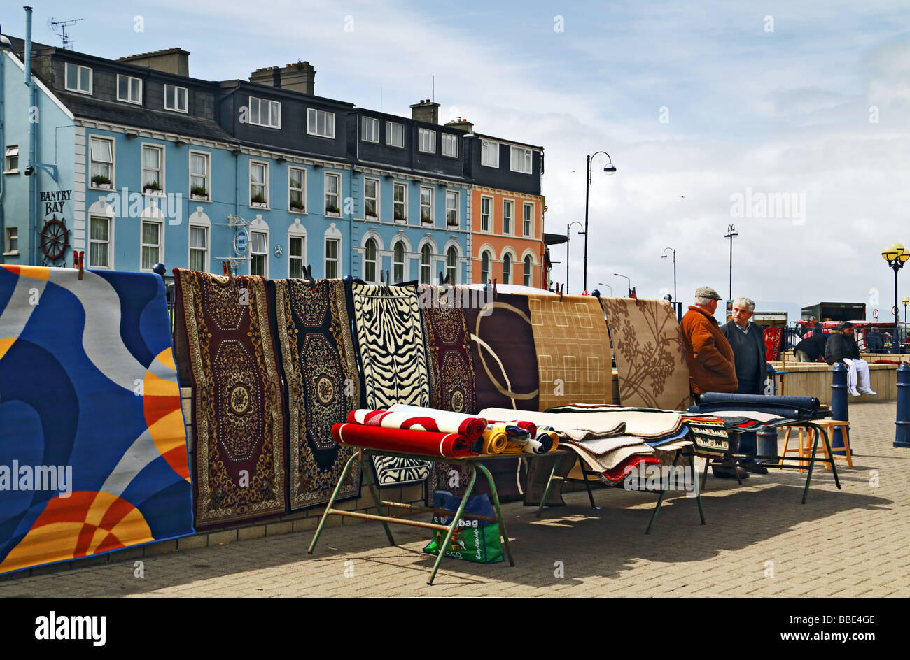 Des tapis colorés pour la vente au marché de Bantry West Cork Irlande Banque D'Images