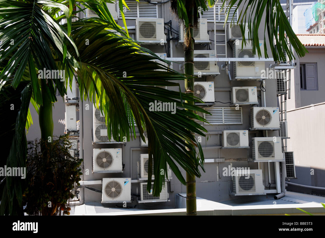 Les climatiseurs individuels à l'arrière d'un bloc d'appartement à Singapour. Banque D'Images