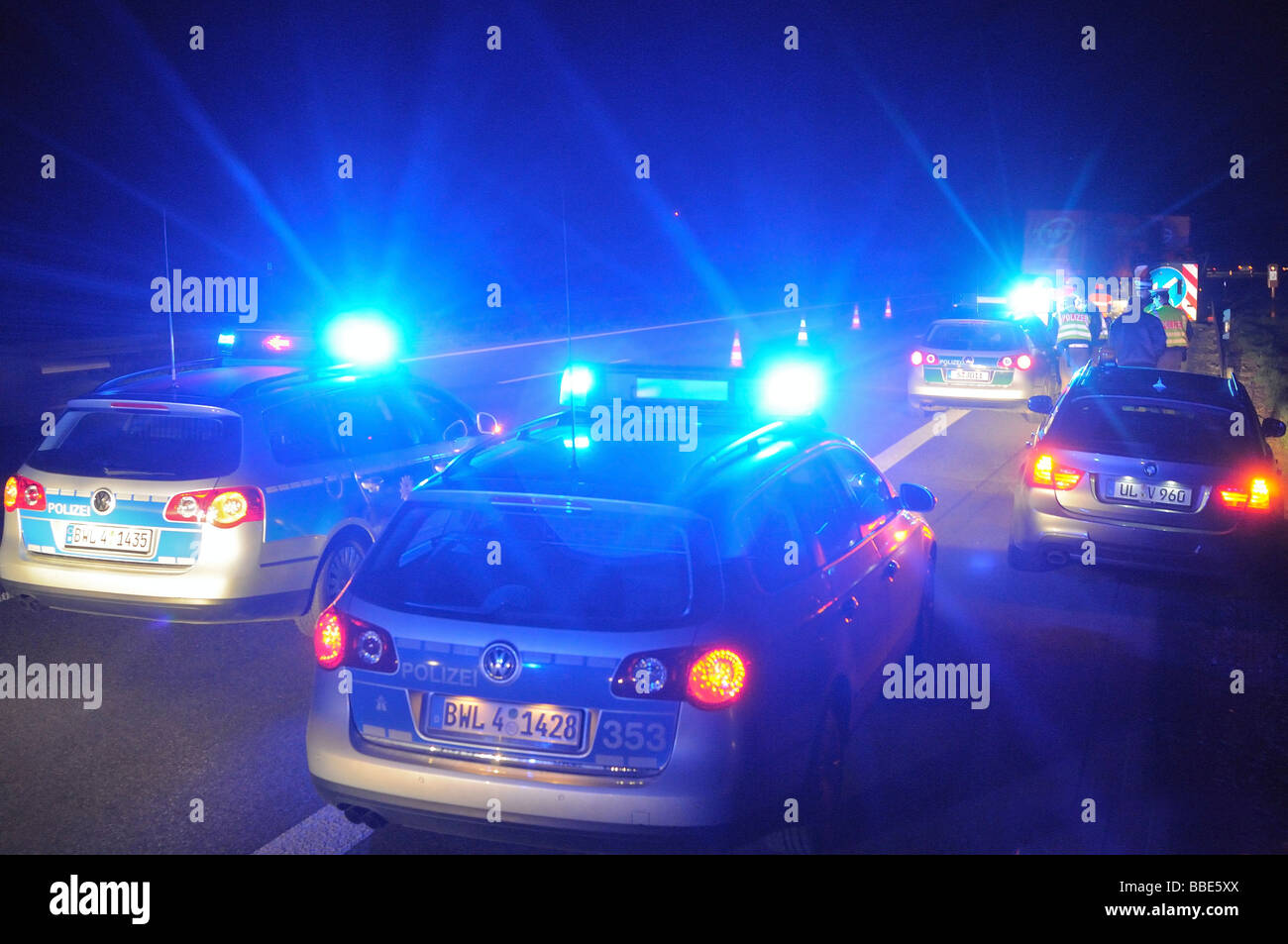 Voiture de police avec lumières clignotantes sécuriser les lieux d'un accident sur l'autoroute A 8 en direction de Munich, entre l'aéroport et Banque D'Images