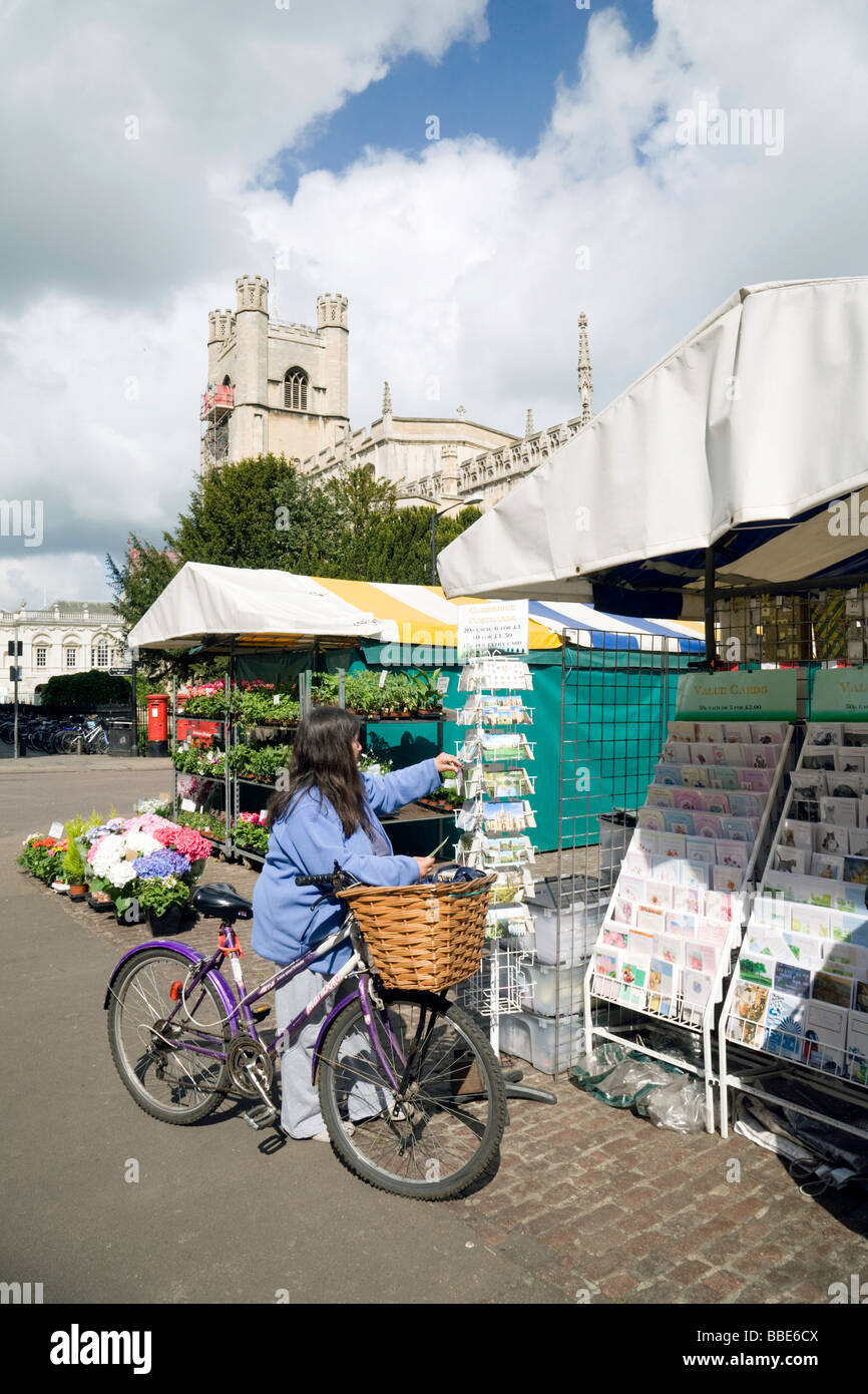 Une femme sur un vélo shopping pour des cartes postales dans un marché de  Cambridge en été, Cambridge, Royaume-Uni Photo Stock - Alamy