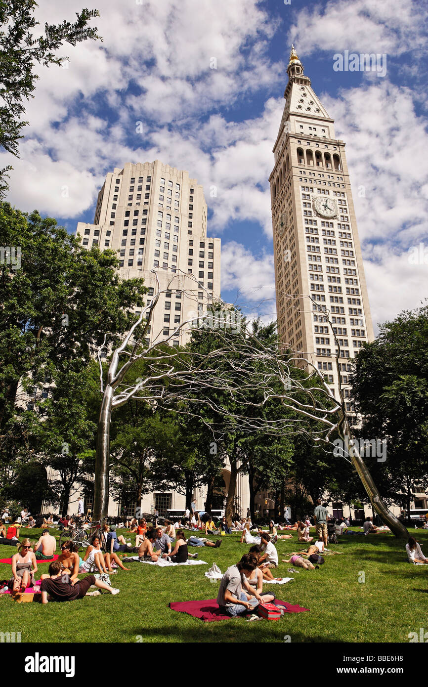 Les habitants profitez d'un week-end ensoleillé dans la région de Madison Square Park, tour de l'horloge de la Métropolitaine, Compagnie d'assurance vie Banque D'Images