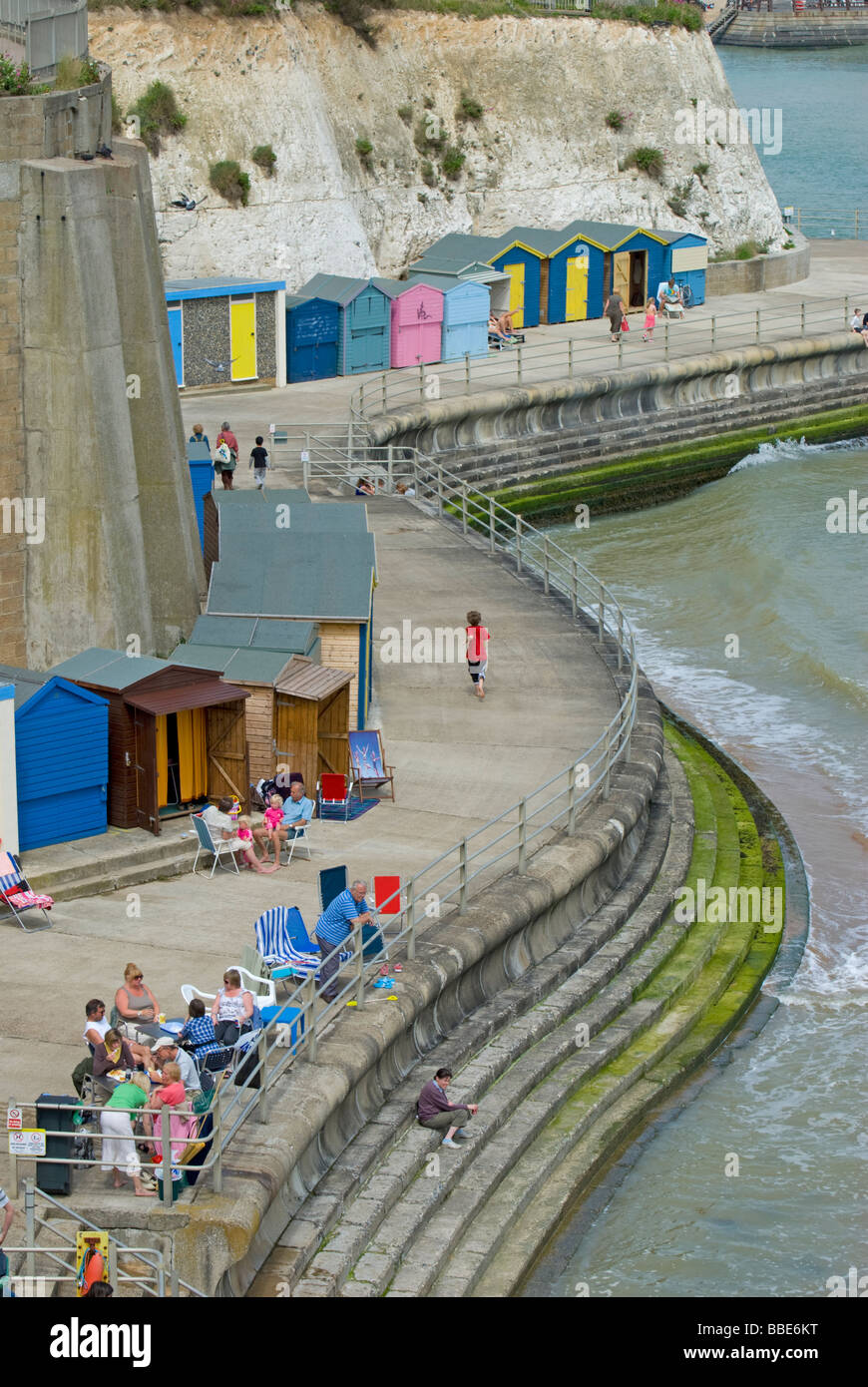 Broadstairs, Kent, Angleterre, Royaume-Uni. Louisa Bay. Les familles et les cabanes de plage Banque D'Images