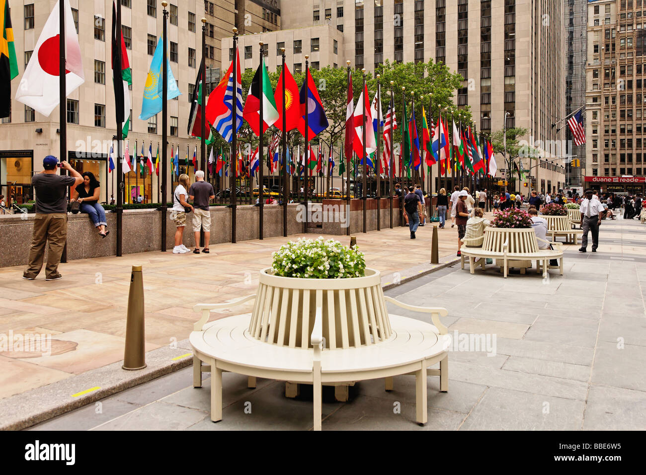 La Rockefeller Plaza entouré par 200 mâts représentant des pays de l'Organisation des Nations Unies Banque D'Images