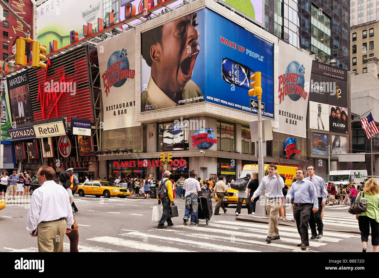 Les touristes s'entassent dans les rues de Times Square dans le quartier des théâtres de New York Banque D'Images