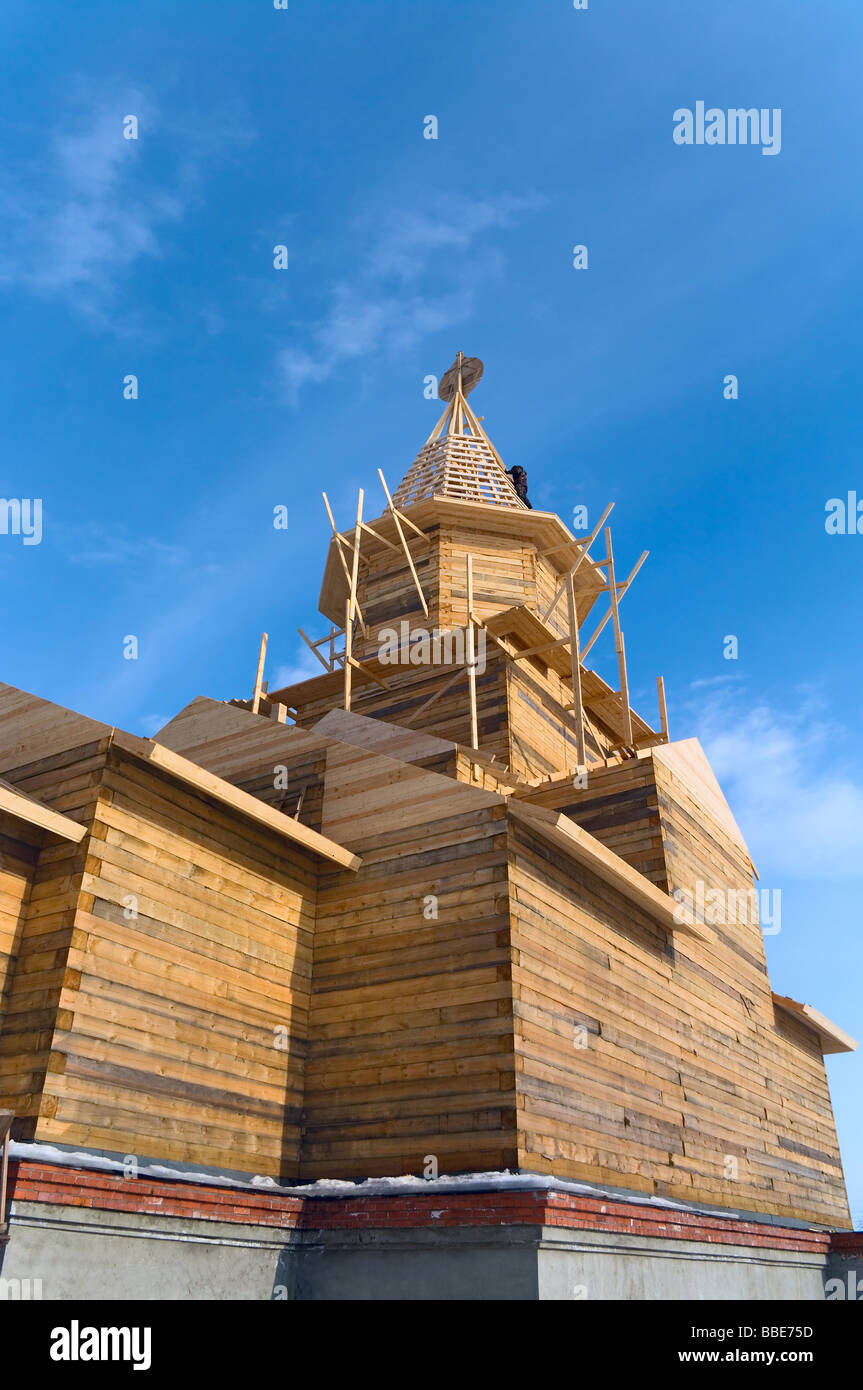 Église en bois à partir de poutres en construction sur le fond de ciel bleu. La Russie, la Carélie, Segezha Banque D'Images