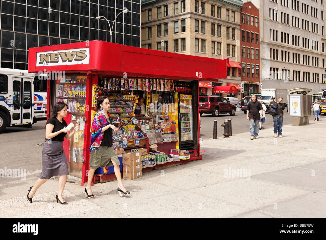 Kiosque typique dans le Lower Manhattan à New York New York Banque D'Images