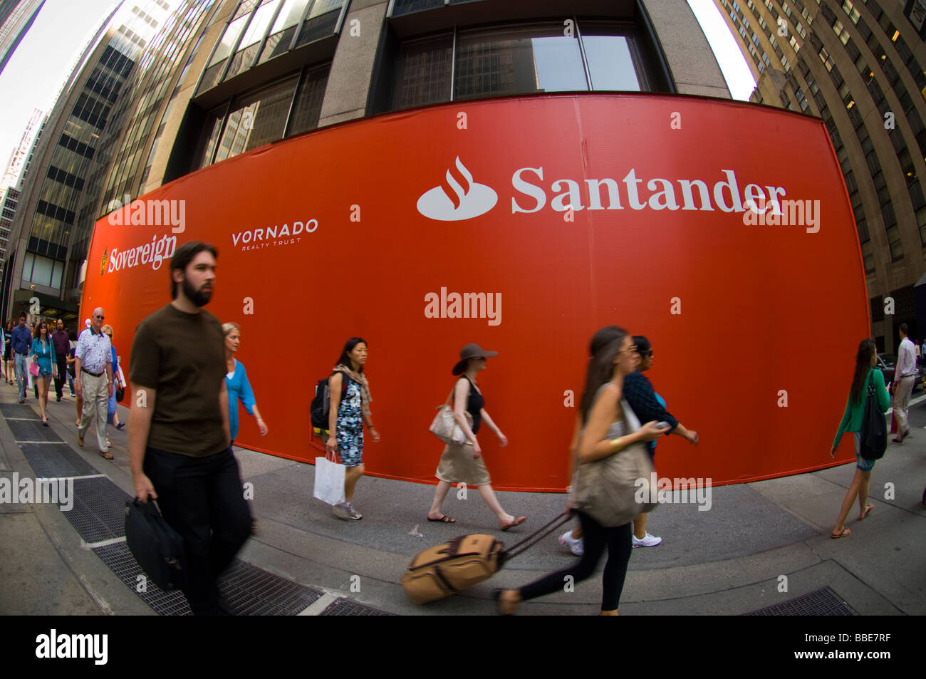 Une branche d'un Banco Santander anciennement Sovereign Bank en construction dans le centre de Manhattan à New York Banque D'Images