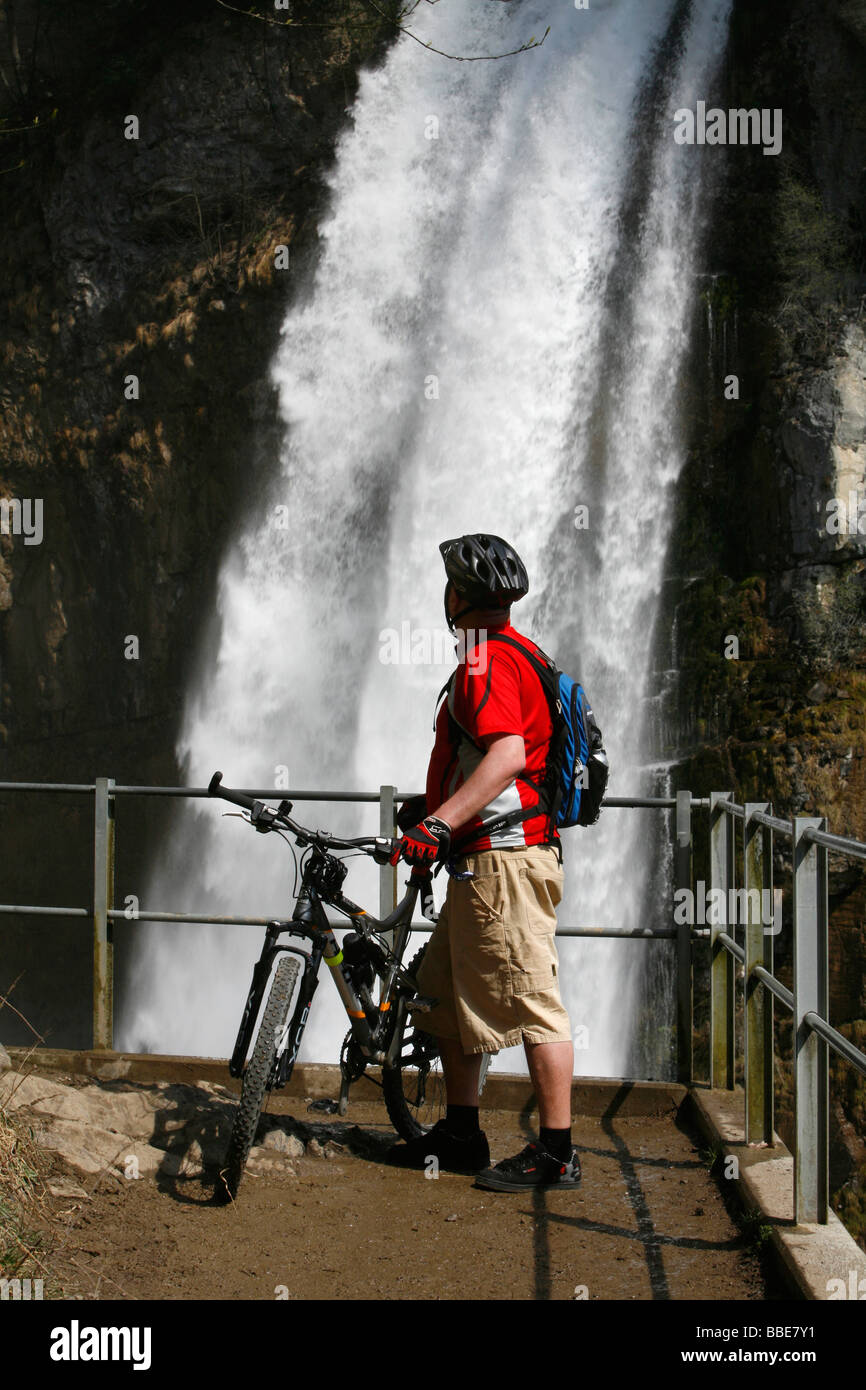 Biker s'émerveille de la Cascades tonitruantes de Rinquelle, Rin, printemps et Seerenbach, Betlis, Saint-Gall, Suisse, Europe Banque D'Images