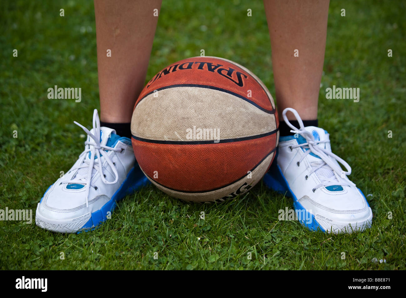 Basket-ball entre les deux pieds Banque D'Images