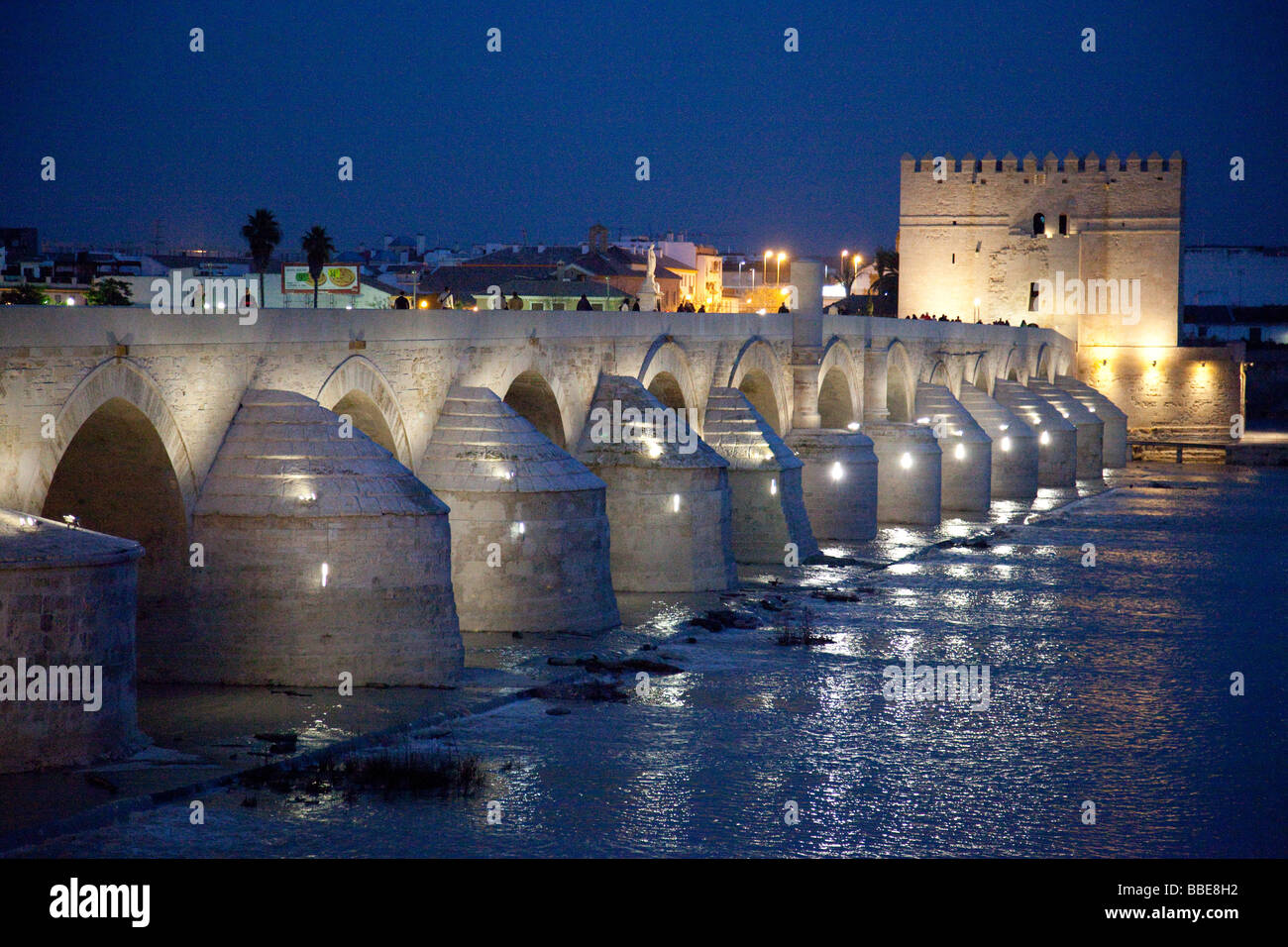 Tour de Calahorra et Puente Romano ou pont romain sur le Guadalquivir à Cordoue Espagne Banque D'Images
